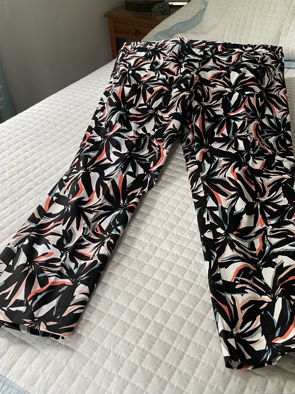 NWT Pure Size 18 Tropical Leaf Print Cropped Pants — Black, White & Coral